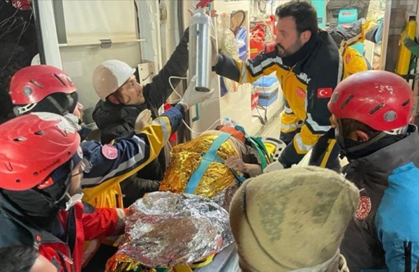 212 saat sonra 77 yaşlı qadın xilas edilib