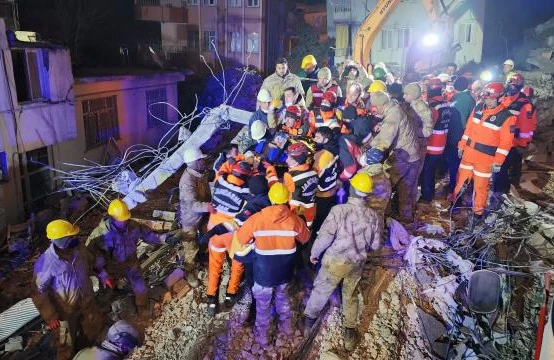 Azərbaycanın xilasediciləri dağıntılar altından azyaşlı və kişi meyitini çıxarıb