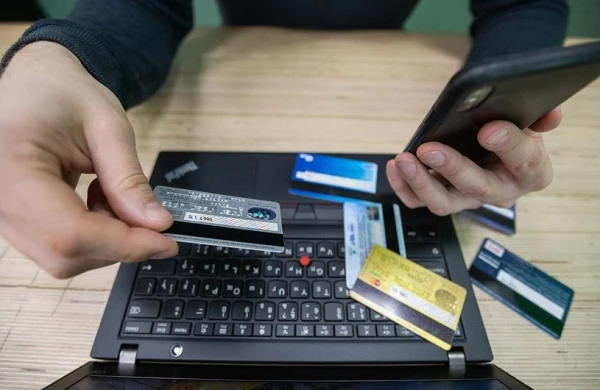 Bank hesablarından oğurluq etməkdə şübhəli bilinən şəxslər saxlanılıb