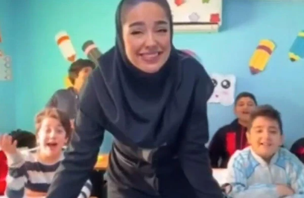 İranda müəllim şagirdləri ilə bu mahnını oxudu, işdən qovuldu - VİDEO