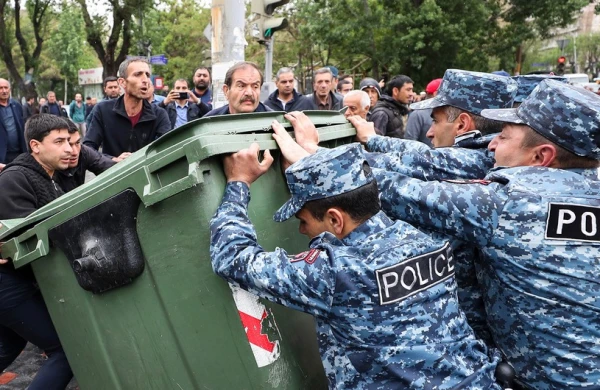 Ermənistanda hərbi hissədə yanğında ölən hərbçilərin valideynləri İrəvanda aksiya keçirir
