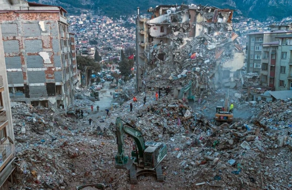 Zəlzələdə  ölənlərin sayı 44 218 nəfərə çatıb