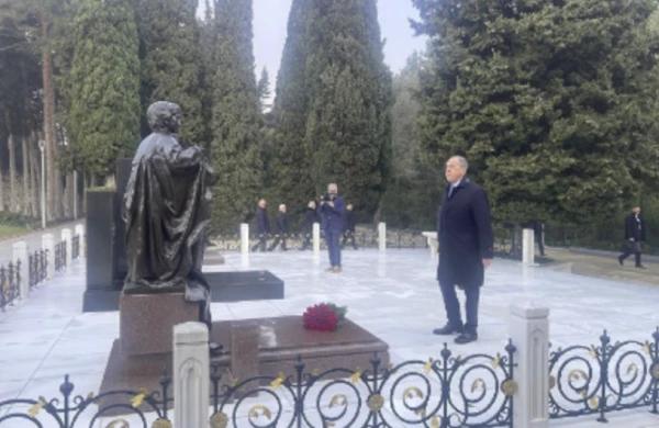 Sergey Lavrov Fəxri və Şəhidlər xiyabanlarını ziyarət edib