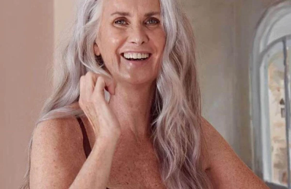 63 yaşlı qadın reklam üçün soyundu - FOTO