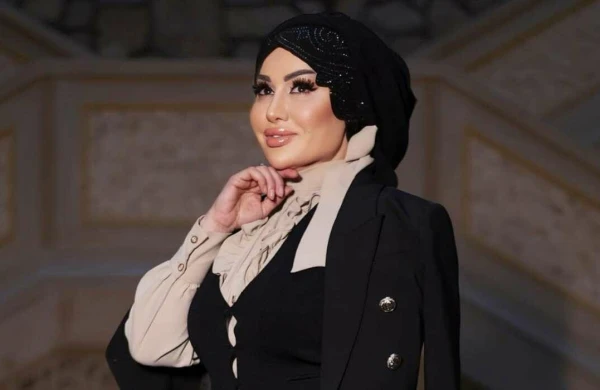 Fatimə namaza başladı - FOTO