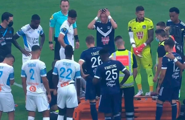 Gənc futbolçu stadionda huşunu itirərək ölüb