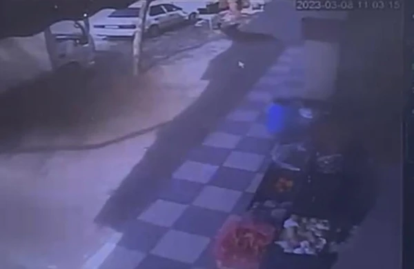 Dalaşdıqları kişini binadan atdılar - DƏHŞƏTLİ HADİSƏ KAMERAYA DÜŞDÜ