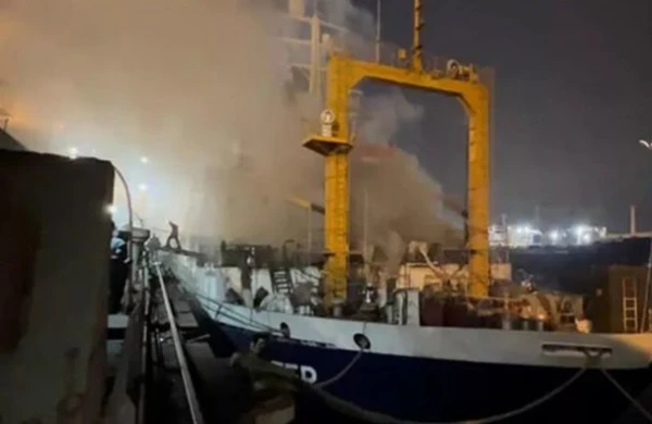 İstanbulda Rusiya bayrağı altında üzən gəmi yanıb