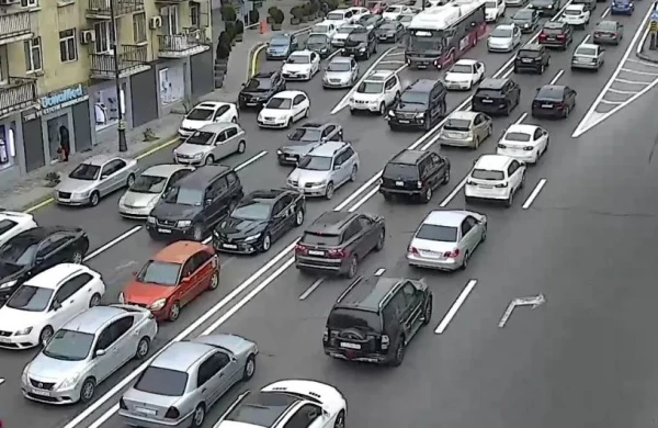 Bakının əksər küçə və prospektlərində sıxlıq yaranıb - SİYAHI