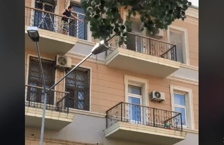Bakıda daha bir QORXUNC OLAY: Qadın güclə qapını açıb özünü çölə atdı - FOTO