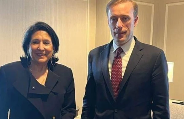 Gürcüstan prezidenti etirazlardan sonra ABŞ-yə getdi