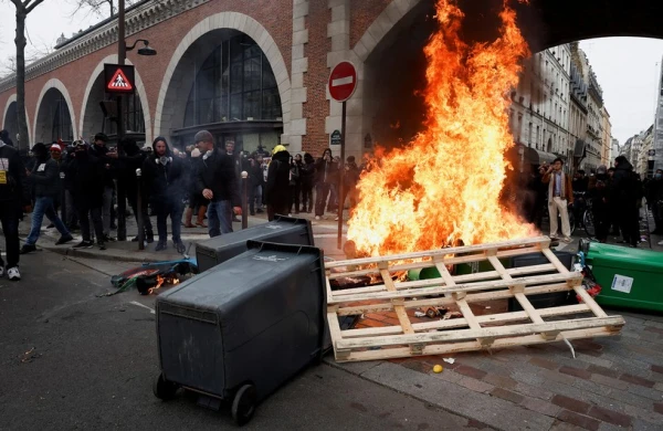 Paris polisi etirazçılara qarşı gözyaşardıcı qazdan istifadə edib