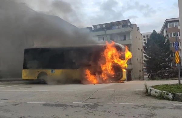 Avtobus şəhərində ortasında yandı - VİDEO