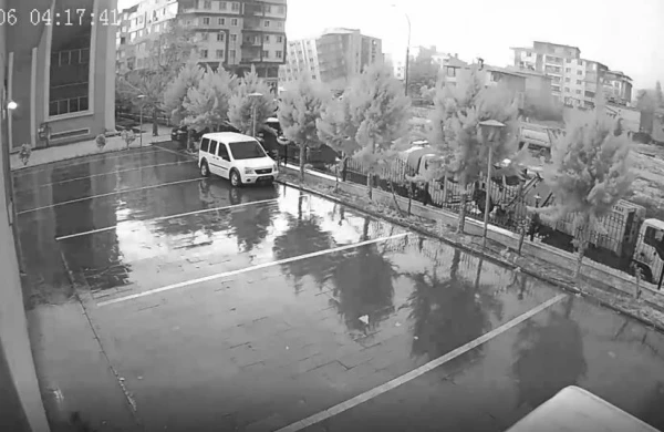 Zəlzələnin dəhşətli  görüntüləri ortaya çıxdı: Gecə gündüzə çevrildi, bina yerə girdi