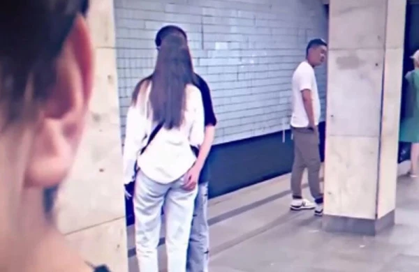 Metroda əxlaqsızlıq edən cütlüyü VİDEOya çəkdilər