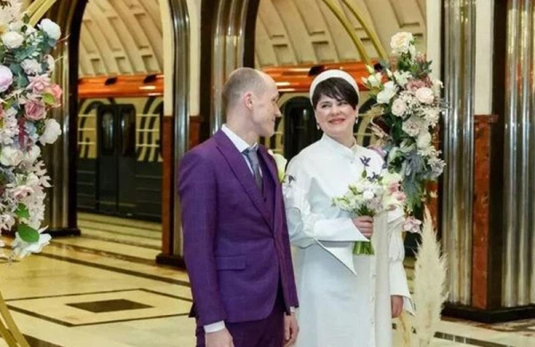 Metroda üç cütlük evləndi