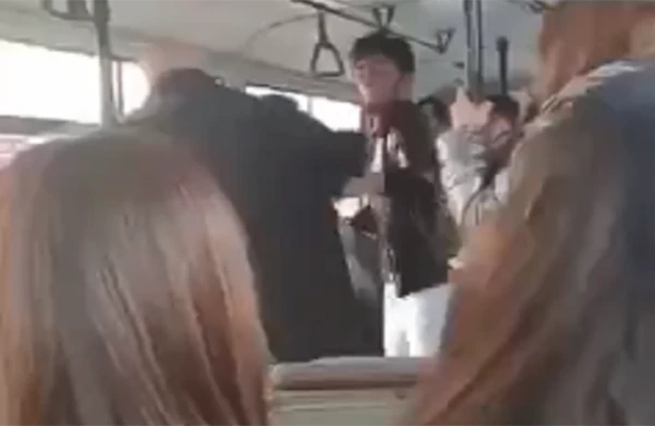 Bakıda marşrut avtobusunda əlbəyaxa dava - Video