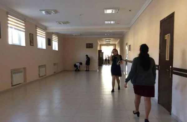 Şagirdini vurub, saçını qırxan müəllim bu vəzifəli şəxsin anası imiş - VİDEO