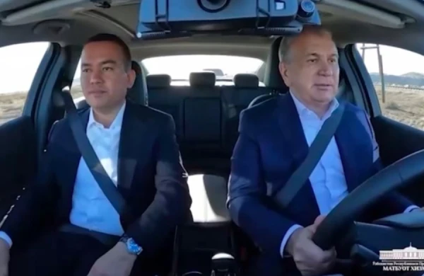 Prezident yolu yoxlamaq üçün maşını özü sürdü - VİDEO