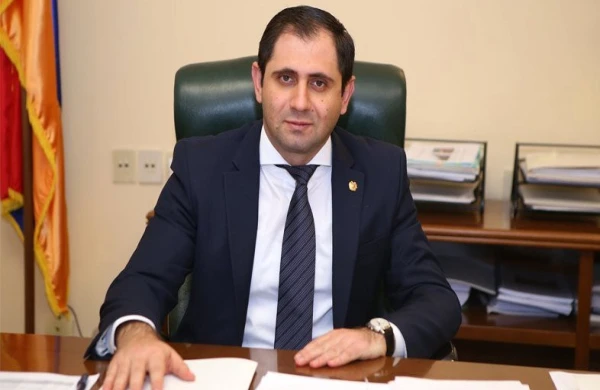 Ermənistanın müdafiə naziri istefa verməyəcəyini bildirib