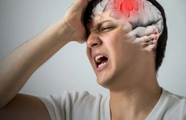 Kəskin baş ağrıları insultun xəbərçisidir - ƏLAMƏTLƏR