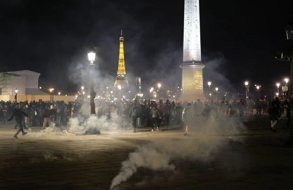 Parisdə pensiya islahatına qarşı aksiyalarda 217 etirazçı saxlanılıb