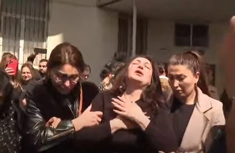 Dəfndə Dilarə Əliyevanın ürəkdağlayan görüntüləri: "Oqtay,sənə qurban olum"
