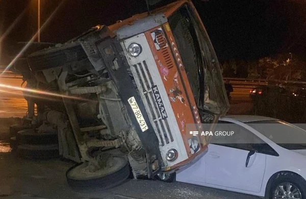 Bakıda yük maşını minik avtomobilinin üzərinə aşıb - FOTO