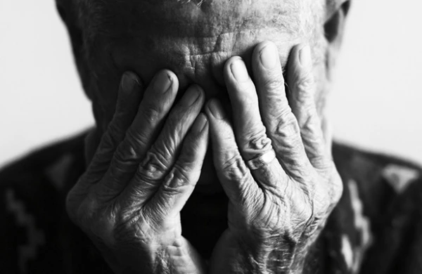 83 yaşlı kor şəxsin gözləri açıldı - Dünyada ilk