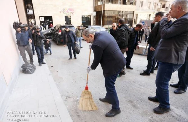 Paşinyan küçədən zibil yığır
