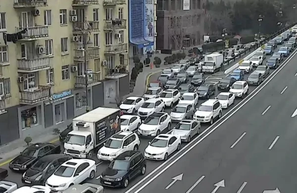 Bu yollarda tıxac var  - SİYAHI