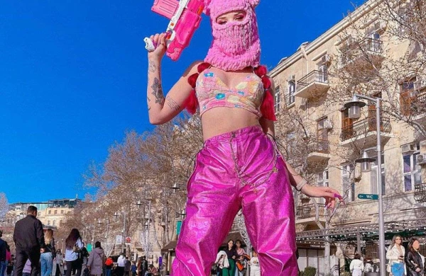 Polisdən “Tarqovı”da yarıçılpaq poz verən modelə xəbərdarlıq - FOTOlar
