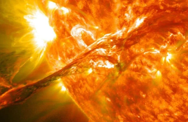 Günəşdə nəhəng “dəlik” peyda olub