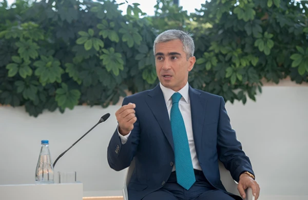 Anar Ələkbərov Fazil Mustafanı xəstəxanada ziyarət etdi