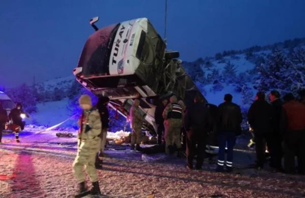 Avtobus qəzası: Ölənlər və yaralılar var