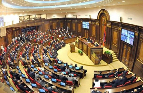 Ermənistan parlamentində deputatlar arasında dava düşüb