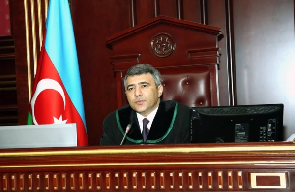 İnam Kərimov hakim kimi and içib