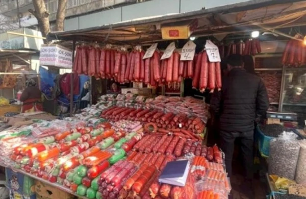 Bu kolbasaların üzərində mal ətindən hazırlandığı yazılıb, lakin tərkibində yoxdur - Siyahı