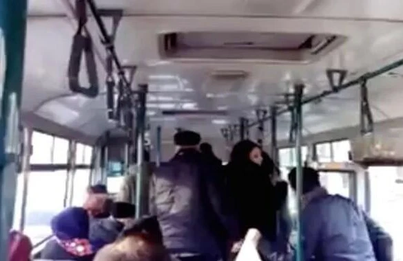 Xırdalanda avtobusda şok olay - Qadının üzünü kəsdilər