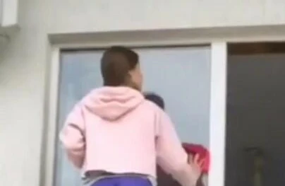 Alt paltarında pəncərə silən qızı VİDEOya çəkdilər