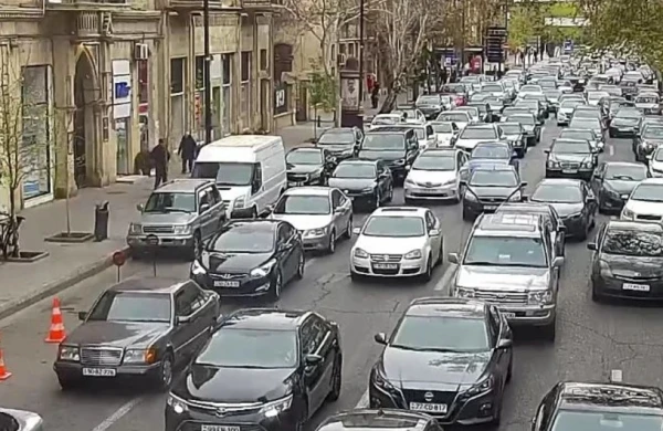 Bakının bir sıra yollarında tıxac yaranıb - SİYAHI