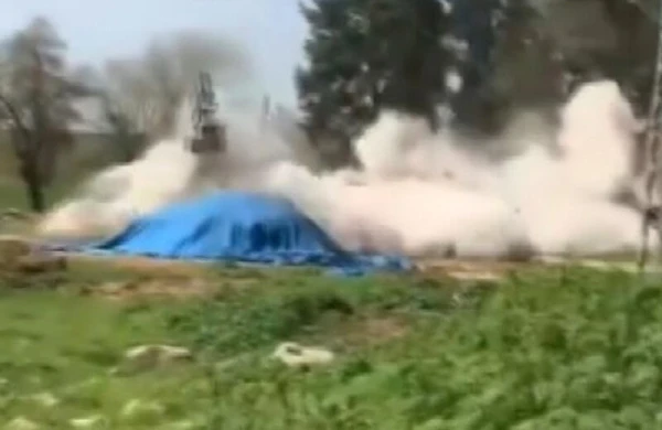 Sökülən minarə buldozerin üstünə aşdı, sürücü öldü - VİDEO
