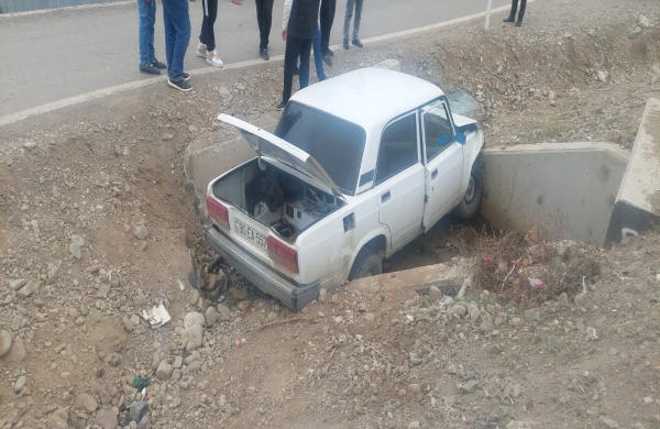 Şəmkirdə avtomobil körpüdən aşıb, bir ailənin altı üzvü xəsarət alıb