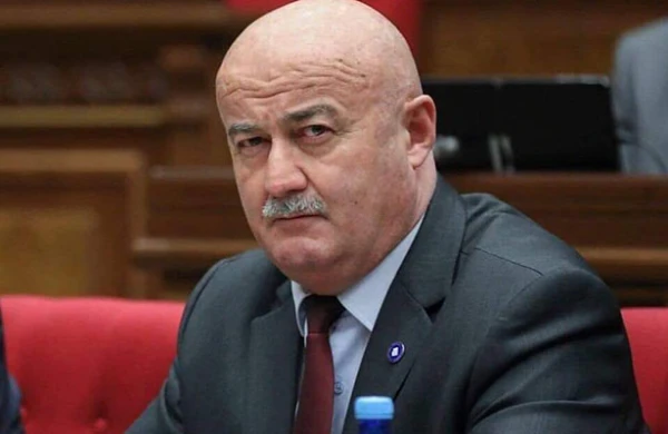 Erməni deputat bayrağa görə üzr istədi, təhqir olundu