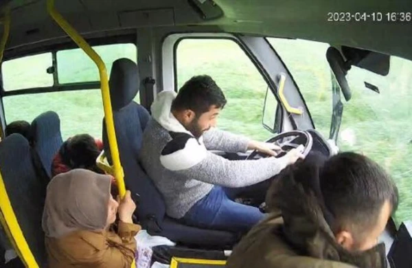 Sürücü sükan arxasında yatdı,avtobus qəzaya uğradı - ANBAAN GÖRÜNTÜ