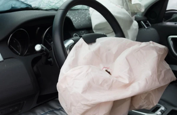 Xaçmazda avtomobil elektrik dirəyinə çırpılıb, xəsarət alanlar var