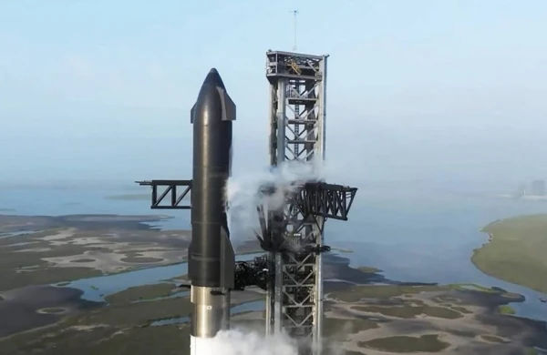 “Starship”i kosmosa çıxarmağa çalışan daşıyıcı raket partlayıb