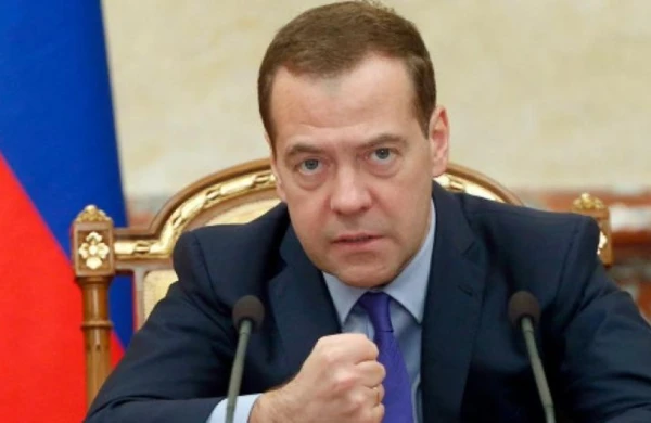 Medvedev Almaniyanın müdafiə nazirini Berlində parad keçirməklə hədələyib
