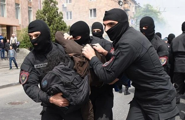 İrəvanda şok: Azərbaycanlı ilə erməni polis dalaşdı