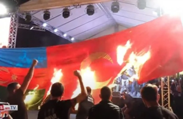 İrəvanda növbəti dəfə Azərbaycan və Türkiyə bayraqları yandırılıb